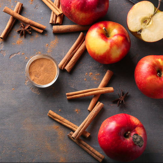 Ābolu un Ziemassvētku garšvielu svece stikla traukā