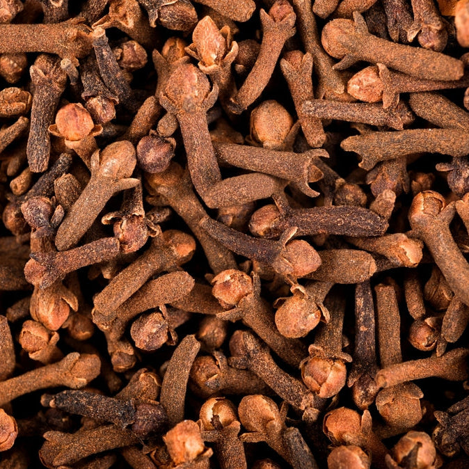 Krustnagliņu un apelsīna svece stikla traukā