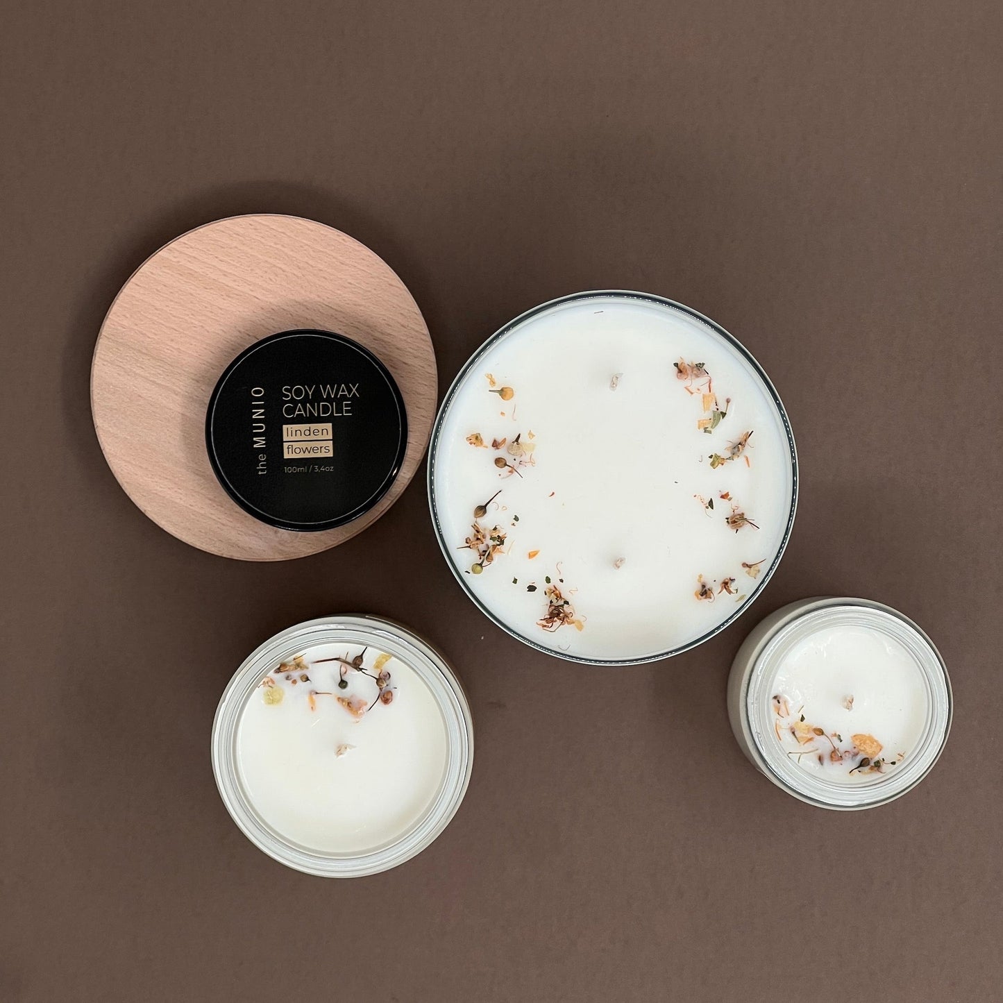 Liepziedu svece stikla traukā