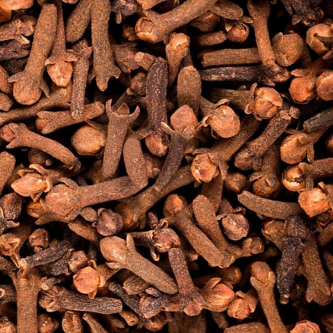 Krustnagliņu un apelsīna mazā svece stikla traukā