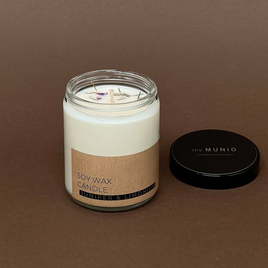 Kadiķu un limoniju svece stikla traukā