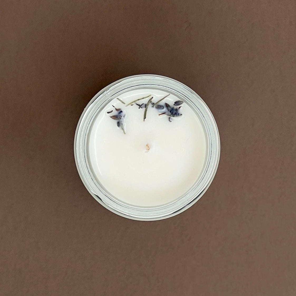 Lavandas svece stikla traukā