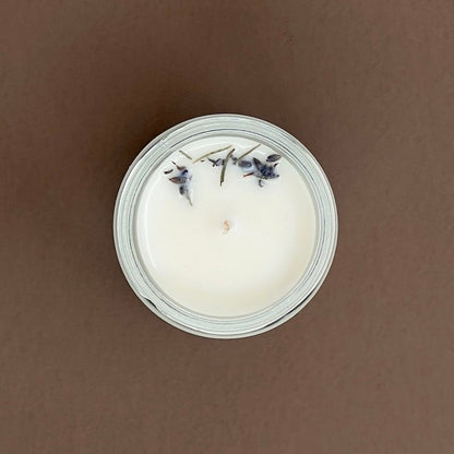 Lavandas svece stikla traukā