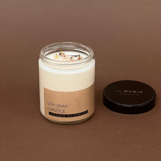 Liepziedu svece stikla traukā