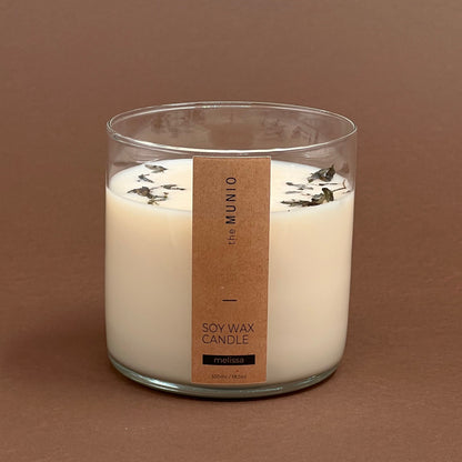 Melisas svece stikla traukā