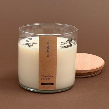 Melisas svece stikla traukā