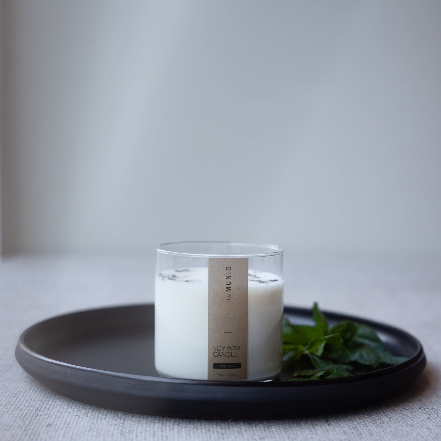 Melisas svece stikla traukā