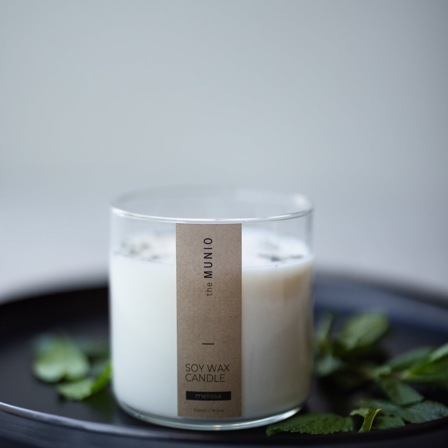 Melisas svece stikla traukā