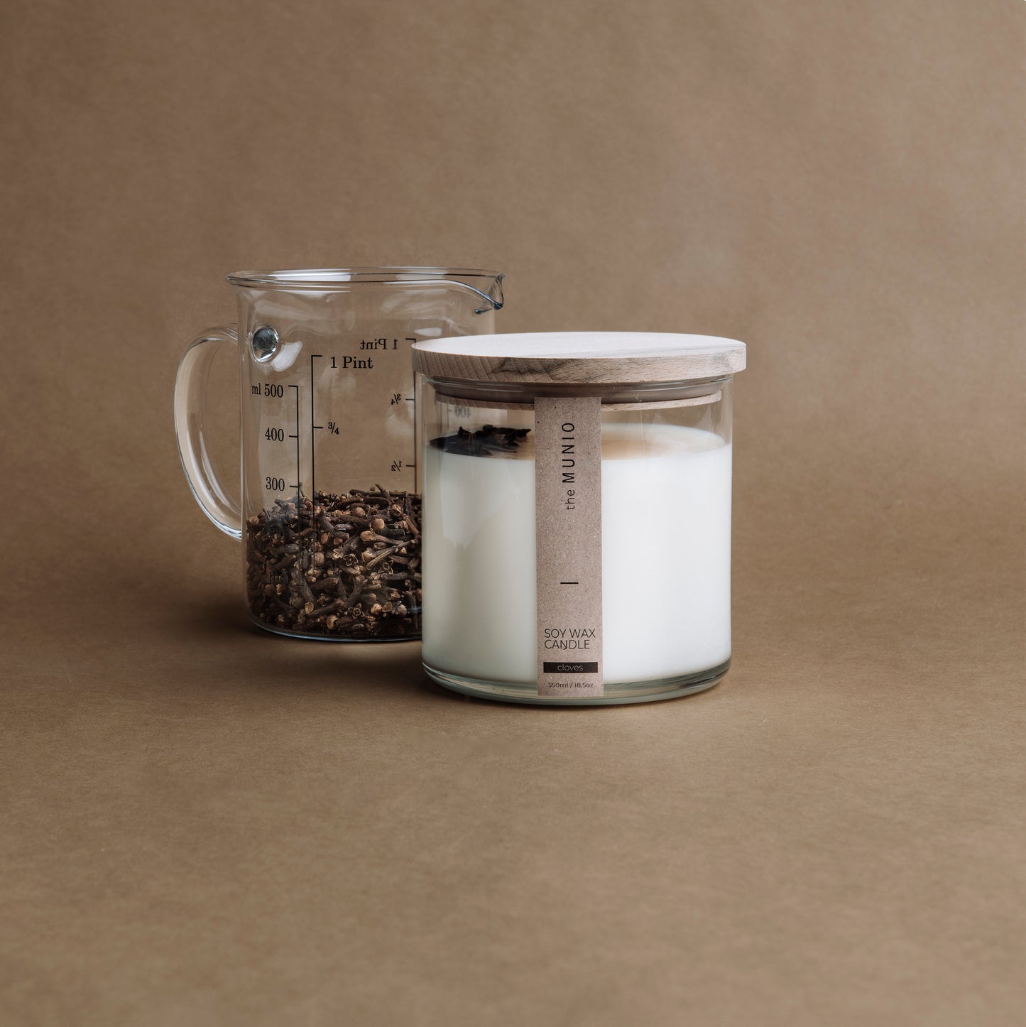 Krustnagliņu un apelsīna svece stikla traukā