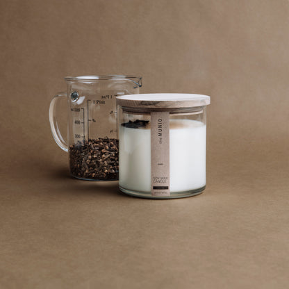 Krustnagliņu un apelsīna svece stikla traukā