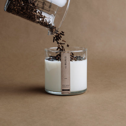 Krustnagliņu un apelsīna svece stikla traukā