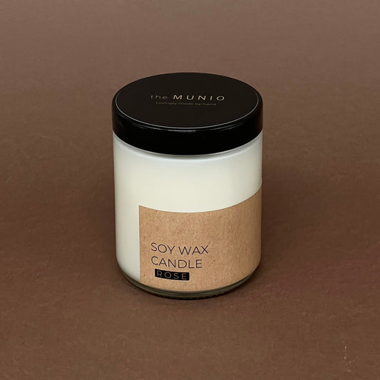 Rožu svece stikla traukā