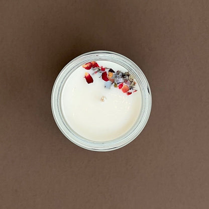 Rožu svece stikla traukā