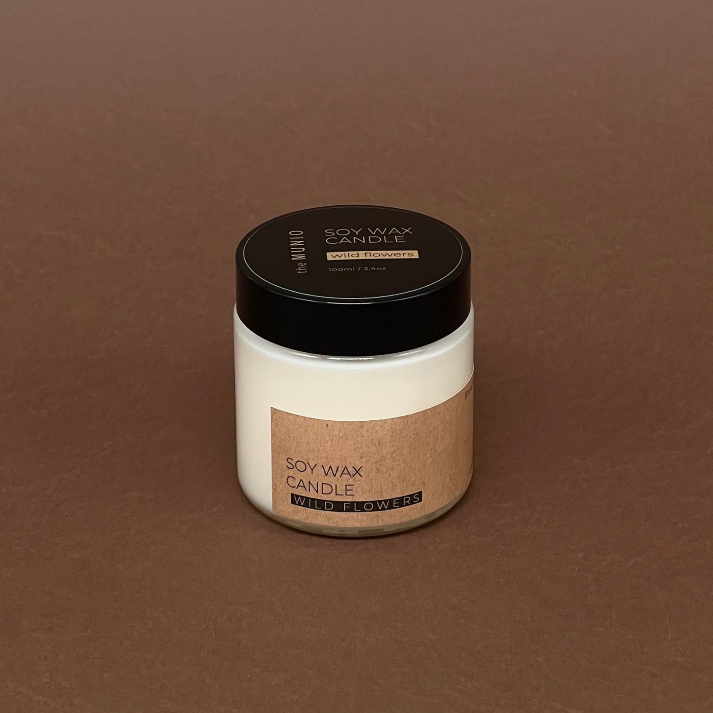 Pļavas ziedu mazā svece stikla traukā