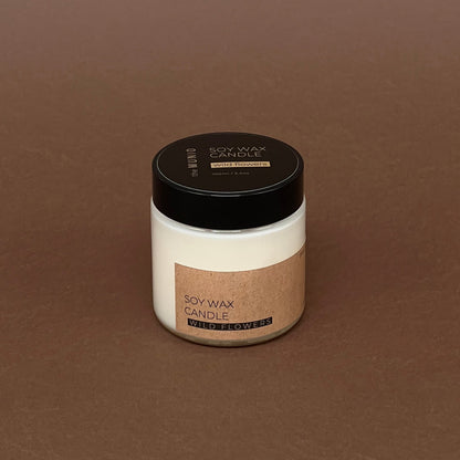 Pļavas ziedu mazā svece stikla traukā