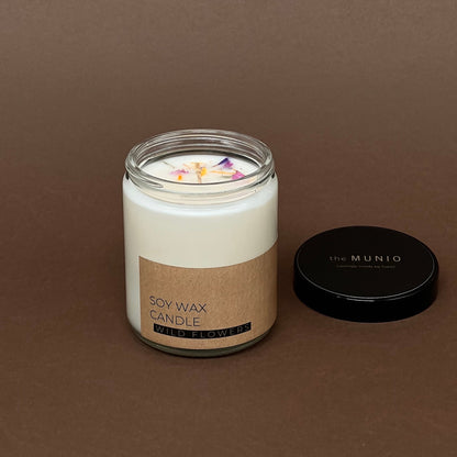 Pļavas ziedu svece stikla traukā